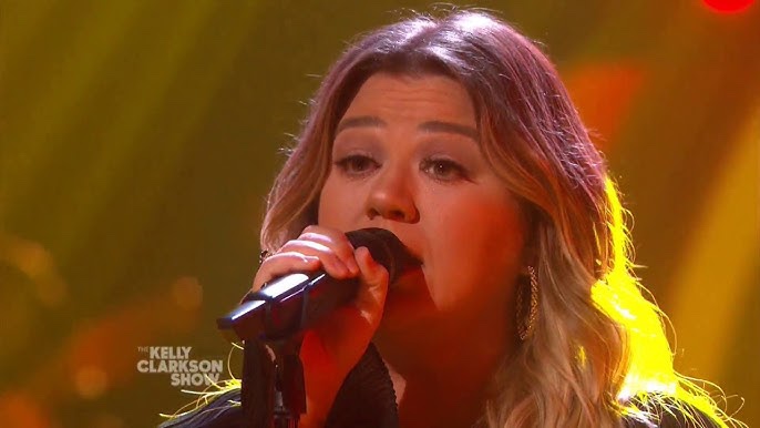 Kelly Clarkson Raves About Lainey Wilson, Performs Hit Song