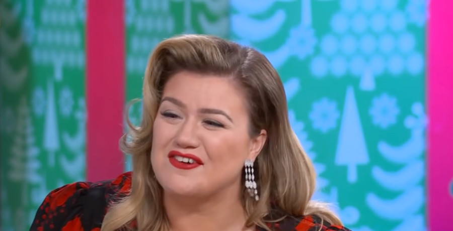 Kelly Clarkson Laughs Off Wardrobe Malfunction 4854