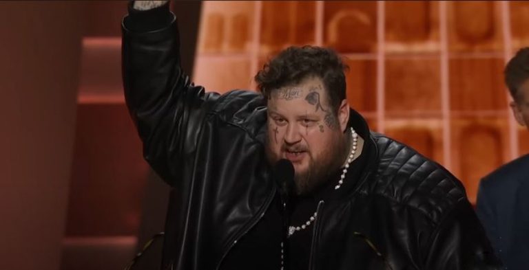 Jelly Roll wins a CMA award / YouTube