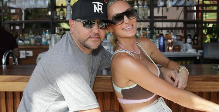 Jason Aldean with his wife on IG