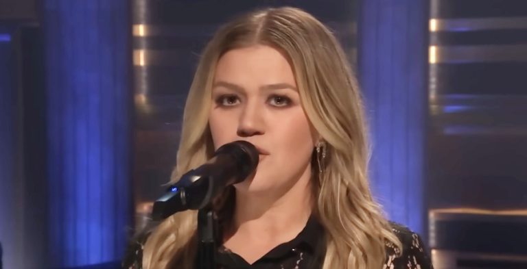 Kelly Clarkson/Credit: YouTube